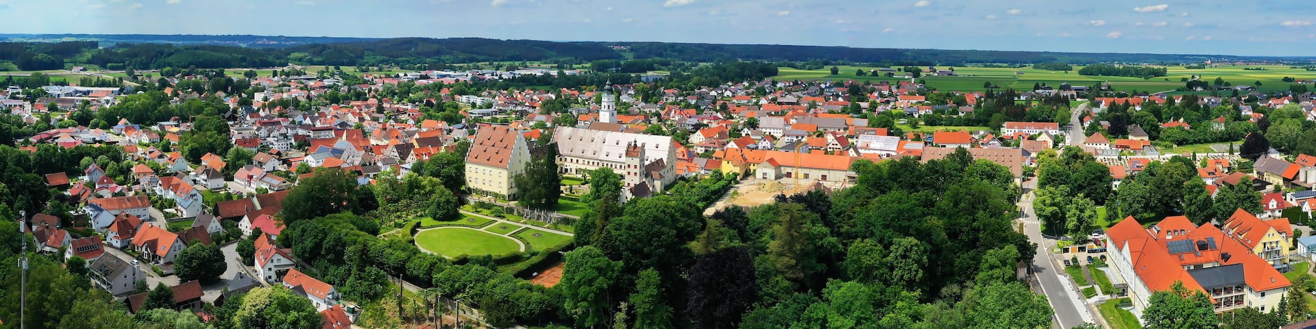 Luftaufnahme von Babenhausen bei schönem Wetter am Fuggerschloss