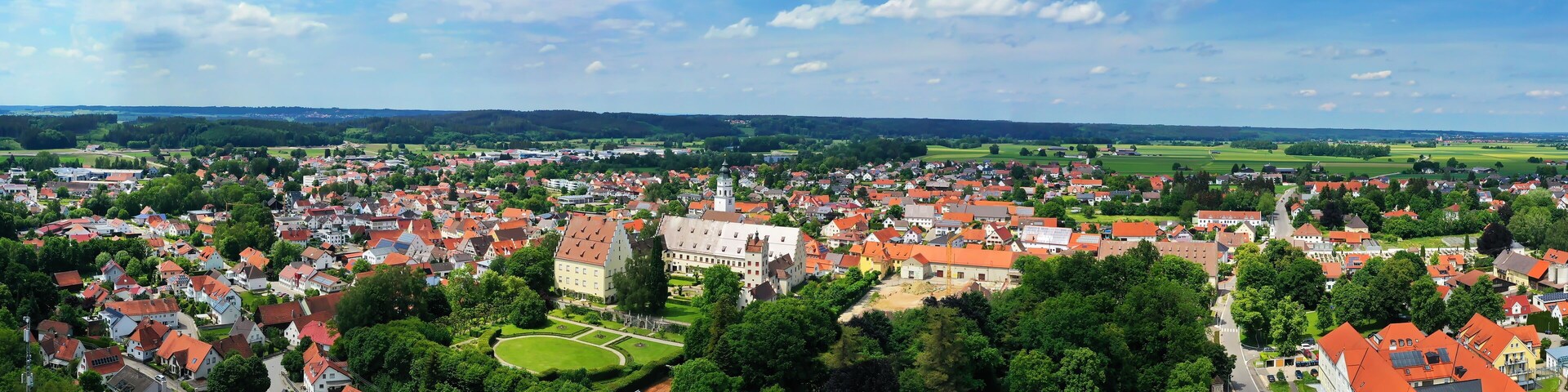Luftaufnahme von Babenhausen bei schönem Wetter am Fuggerschloss