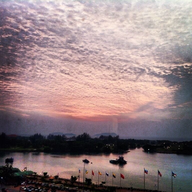 Stay here for great sea view but moderate price.