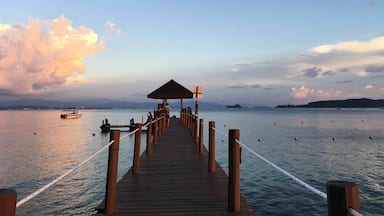 Waiting for the sun to set before a night dive on Coral Reef.