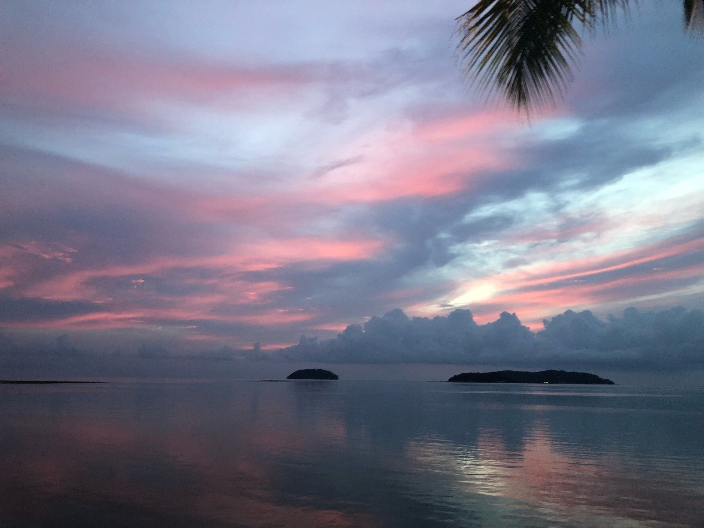 We didn’t get the orange sunset we were hoping for due to the cloud but we did see some beautiful pinks and blues in the sky once the sun had set at the Shangri-la Sunset bar #BSVBlue