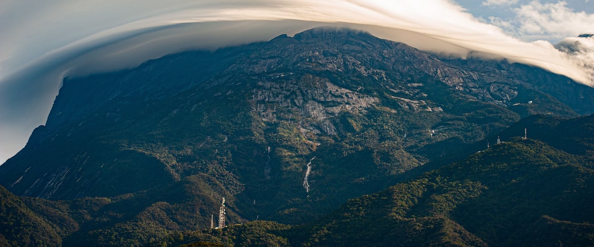 Kota Kinabalu featuring mountains
