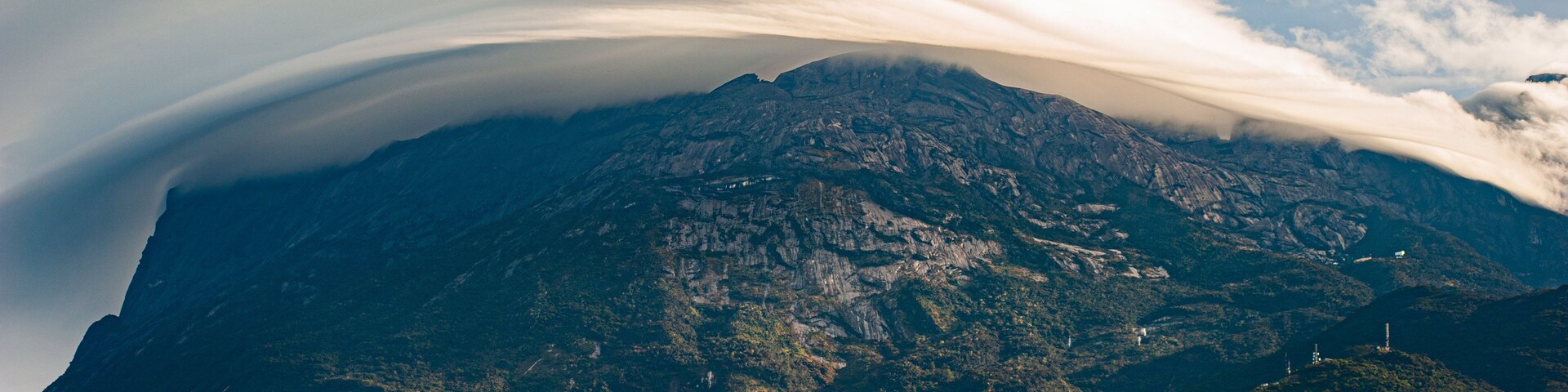 Kota Kinabalu featuring mountains