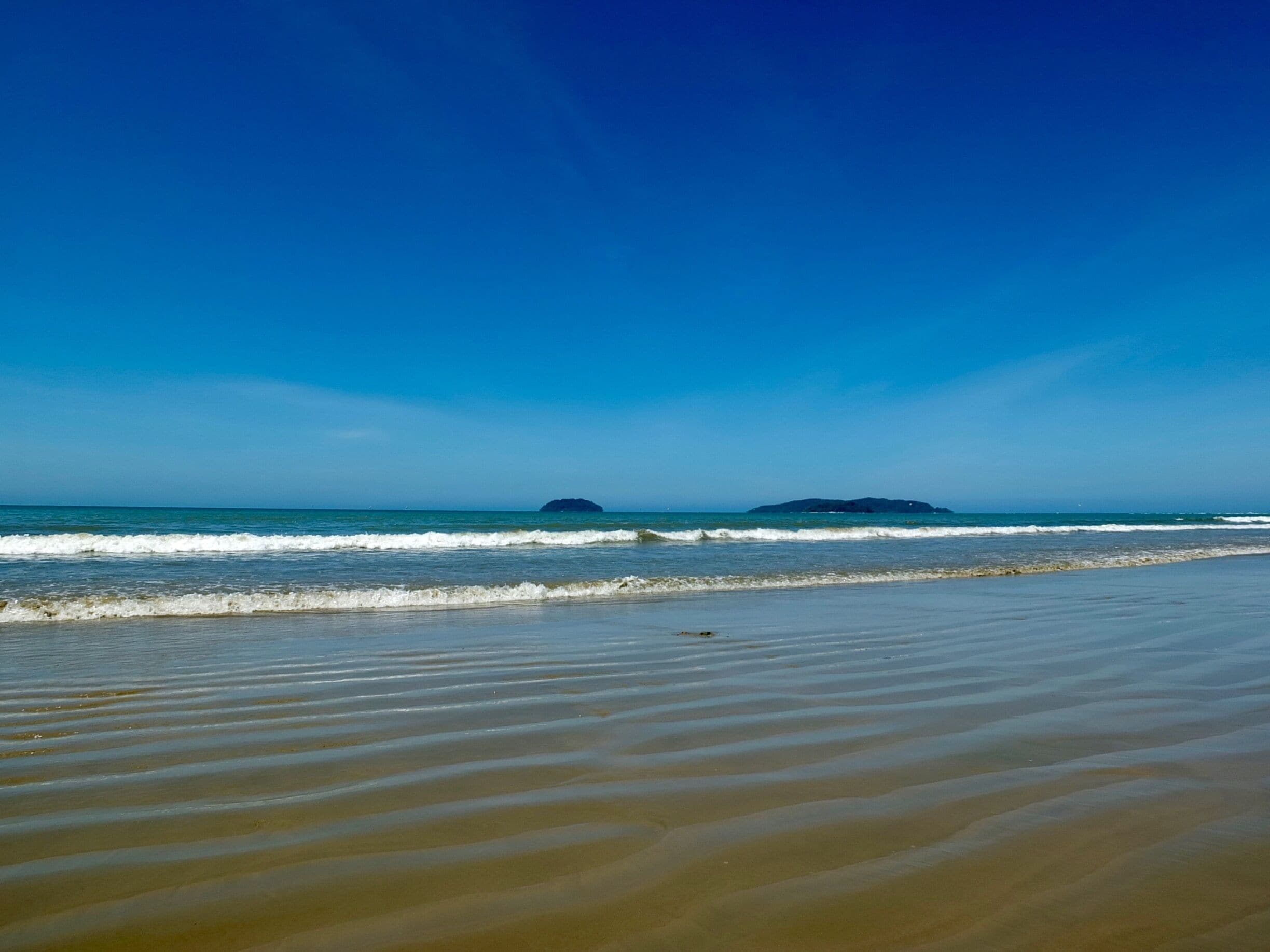 The Tanjung Aru beach at Kota Kinabalu.. 15 min drive from the city centre..