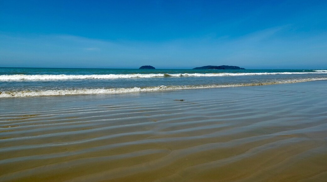 The Tanjung Aru beach at Kota Kinabalu.. 15 min drive from the city centre..