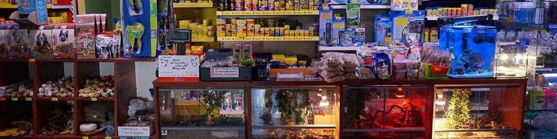 Una tienda de mascotas con diversos productos para animales y acuarios.
