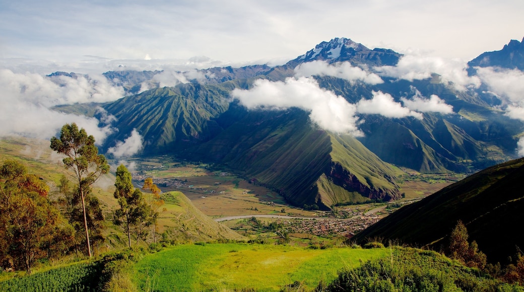 Urubamba montrant montagnes, scènes tranquilles et panoramas