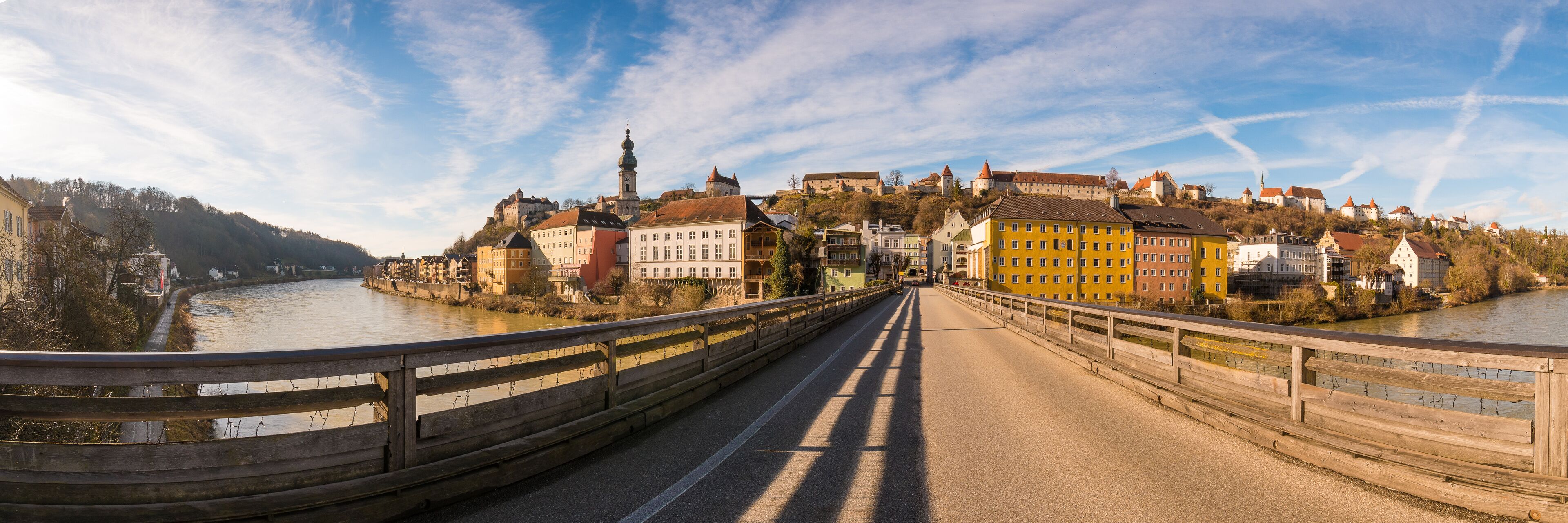 Panorama der Stadt Burghausen in Oberbayern mit Burg