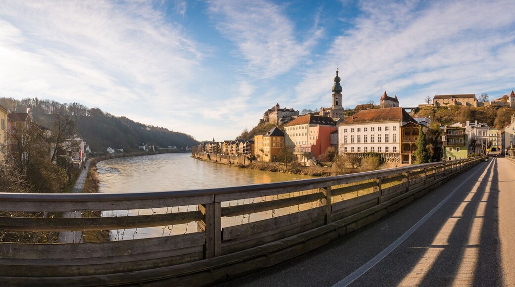 Panorama der Stadt Burghausen in Oberbayern mit Burg