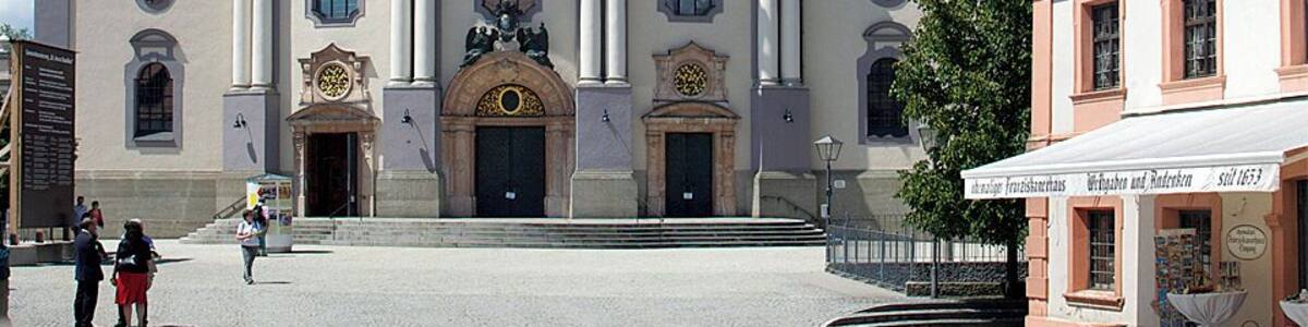 The St. Anna Basilica in Altötting is the largest church built in the 20th century in Germany (space for about 8,000 visitors). The church was consecrated in 1912.