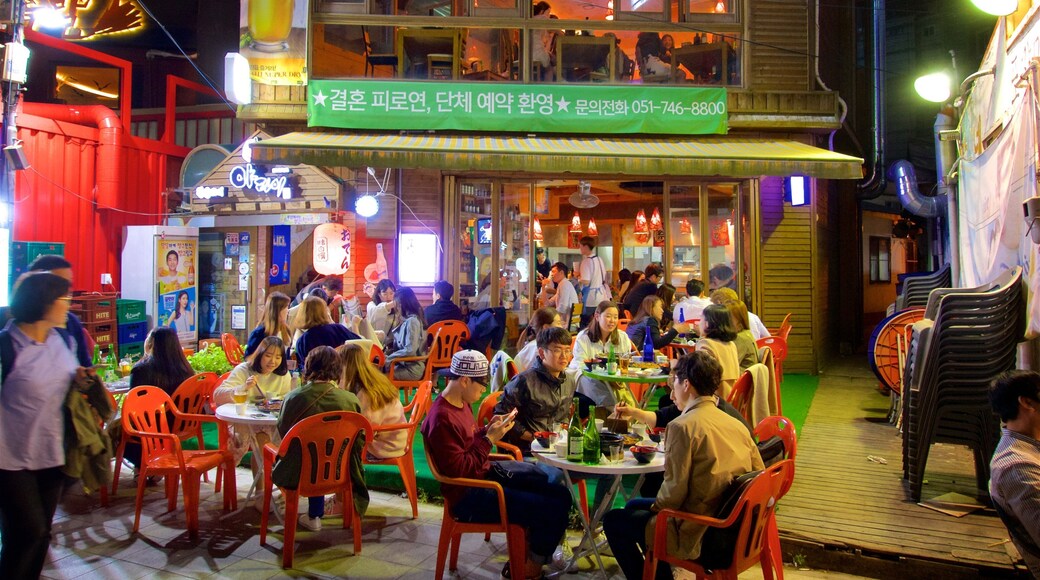 Pusan qui includes repas Ă lâextĂ©rieur et scĂšnes de soirĂ©e aussi bien que un petit groupe de personnes