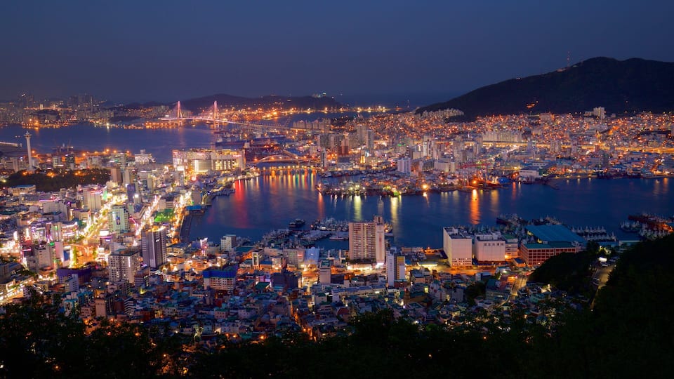 Busan que incluye vistas de paisajes, un río o arroyo y escenas nocturnas