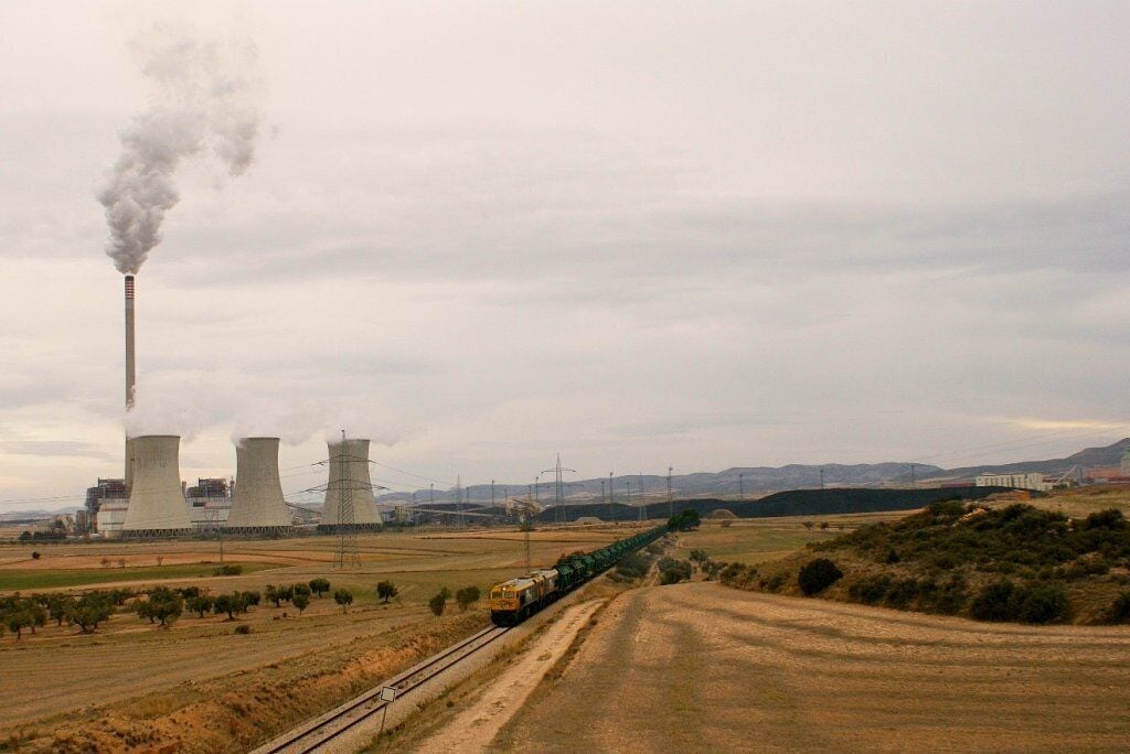 Per complementar l'anterior foto de <a href="https://www.flickr.com/photos/eldelinux/5549789824/in/set-72157623037483274">l'últim carboner</a> que vam fotografiar, amb un enquadrament apaïsat. Les calderos 319.250 i 319.251 amb 32 tremuges sortint de la central tèrmica d'Andorra. Para complementar la anterior foto del <a href="https://www.flickr.com/photos/eldelinux/5549789824/in/set-72157623037483274">último carbonero</a> que fotografiamos, con un encuadre apaisado. Las calderos 319.250 y 319.251 con 32 tolvas saliendo de la central térmica de Andorra.