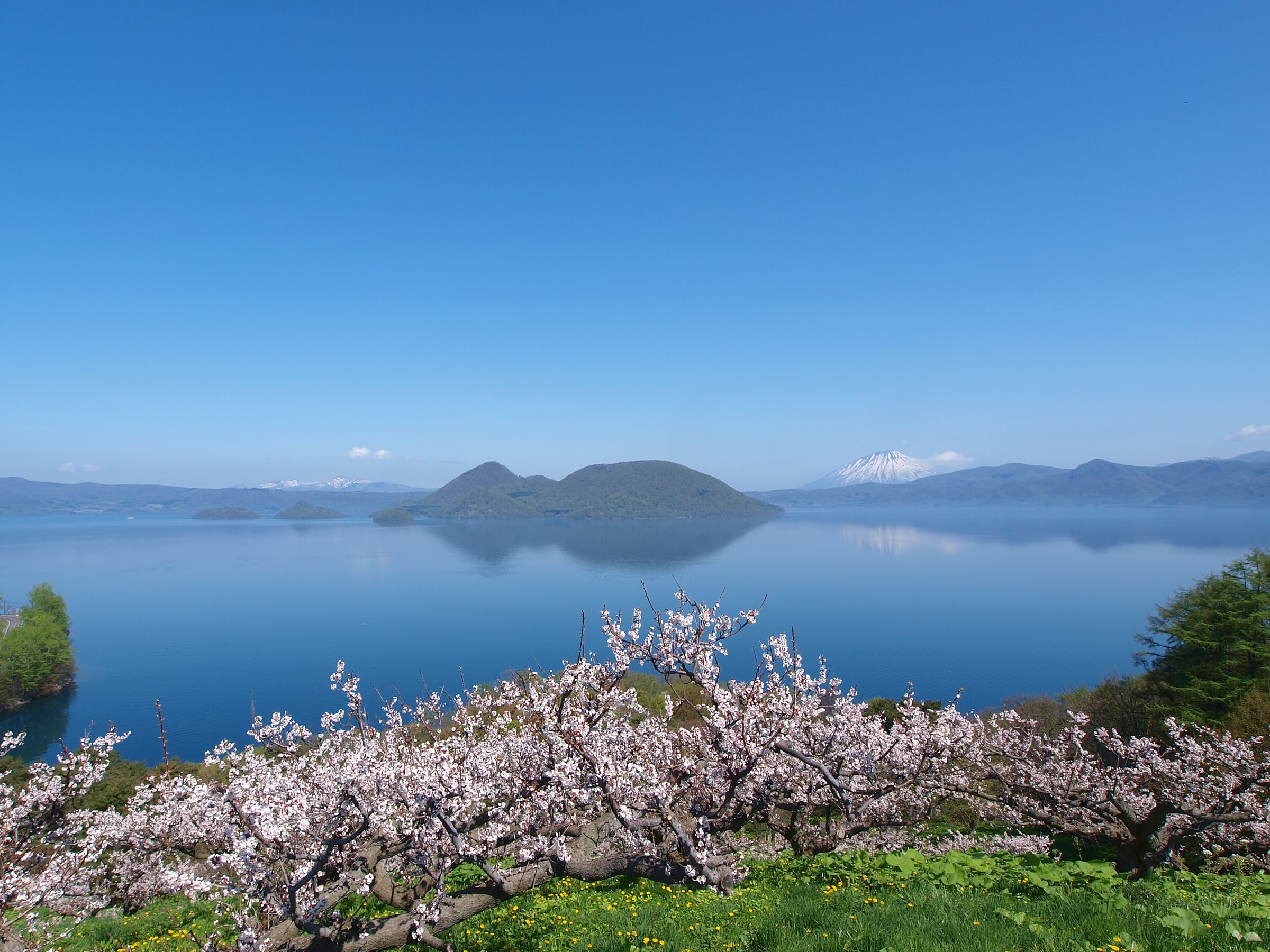 Lake Toya.Toyako(Lake Toya) town is where the 34th G8 summit took place.