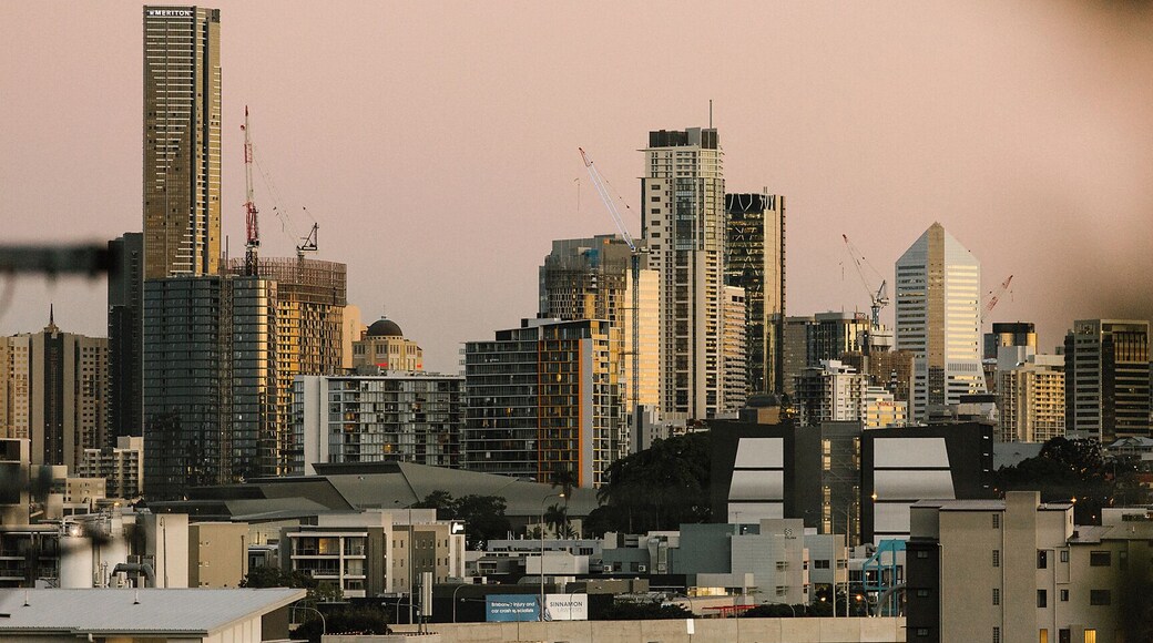 The hills of Windsor are perfect for capturing a different side to the river version of Brisbane CBD 😊