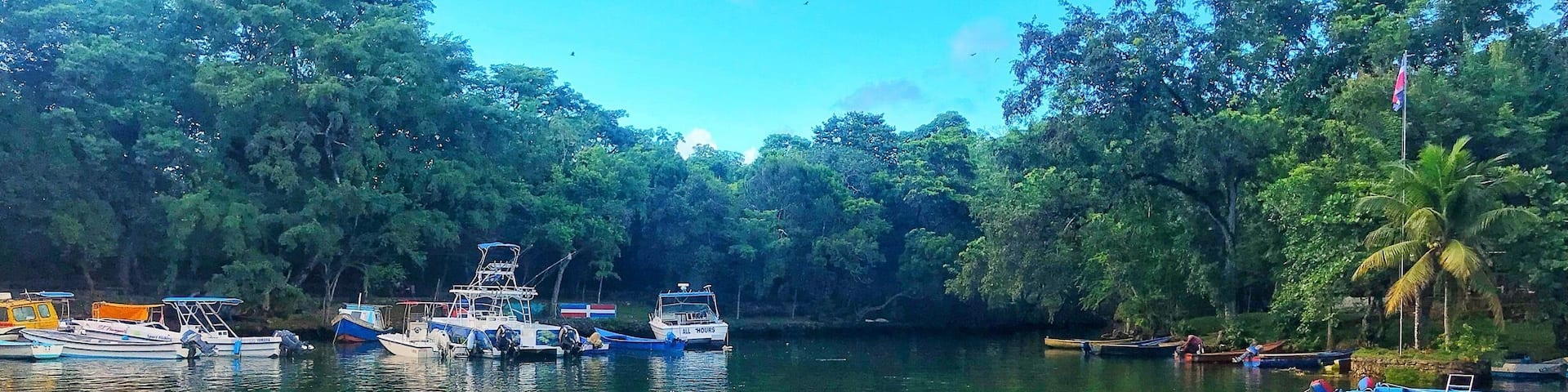 Laguna Gri-Gri, nature-lovers and tropical-bird-watchers’ paradise.
It gets its name from the area’s abundant presence of the Gri-Gri tree. The dense mangrove forest that surrounds and separates it from Corpses and Los Minos beaches houses the Bird Sanctuary, where thousands of birds live.