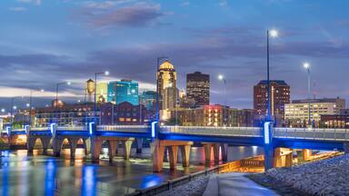 Des Moines, Iowa, USA Downtown City Skyline