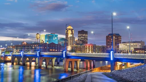 Des Moines, Iowa, USA Downtown City Skyline
