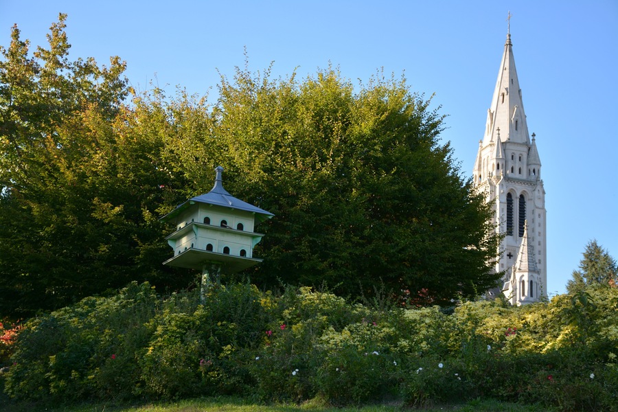 Orvault - Petit parc à Orvault bourg - Eglise Saint-Léger