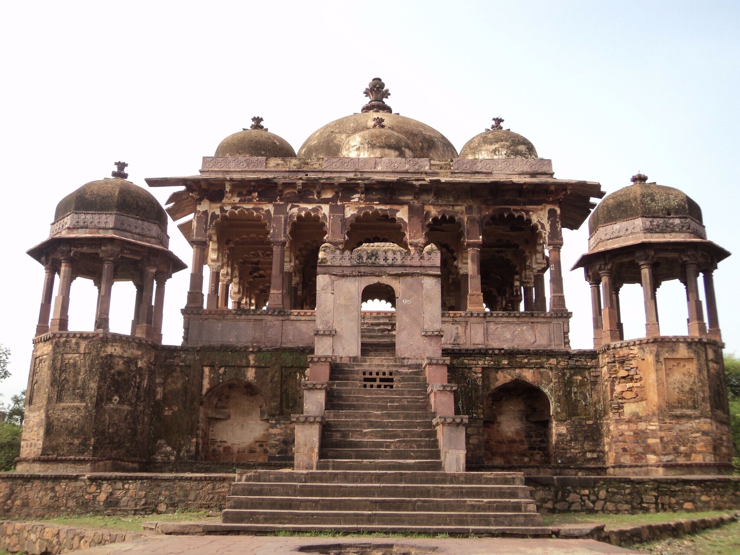 Ruined Fort inside the Ranthambore National Park - http://www.ranthamborenationalpark.com/

#ranthamborefort #ranthambore #rajasthan #india