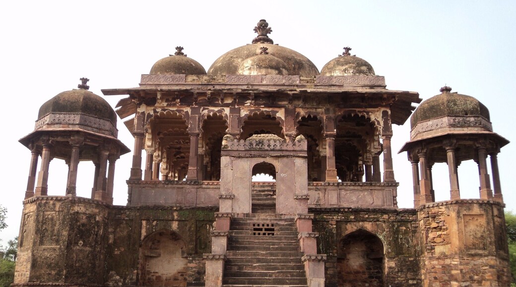Ruined Fort inside the Ranthambore National Park - http://www.ranthamborenationalpark.com/
#ranthamborefort #ranthambore #rajasthan #india