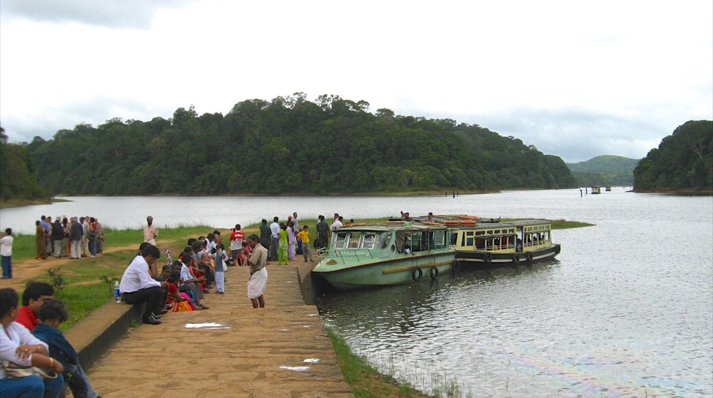 Thekkadi ofreciendo un lago o abrevadero y también un gran grupo de personas