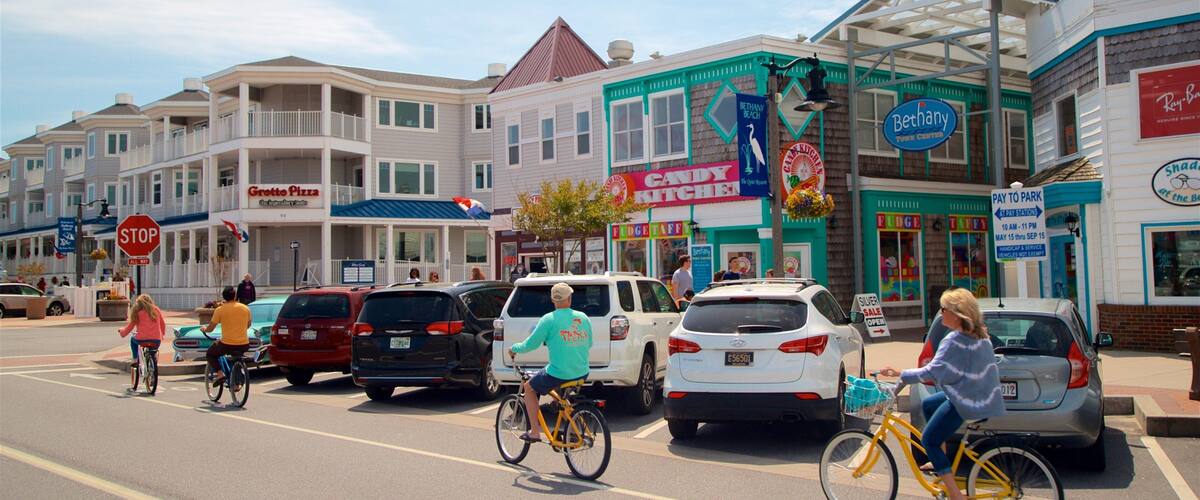 Bethany Beach mostrando una pequeña ciudad o pueblo y ciclismo de carretera y también un pequeño grupo de personas
