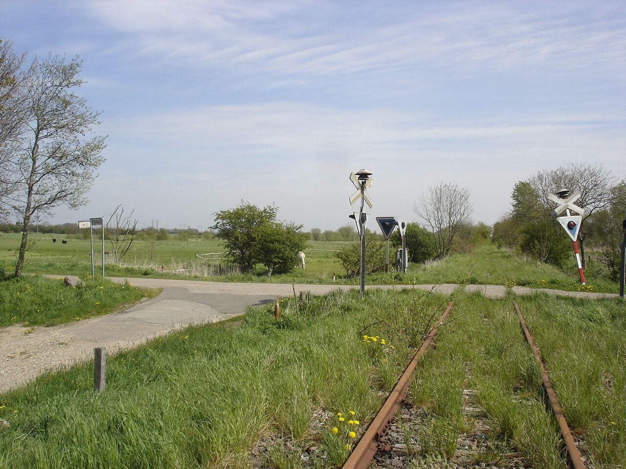 Tønder-Tinglev-banens spor krydser Æ Stoksti ved Jejsing