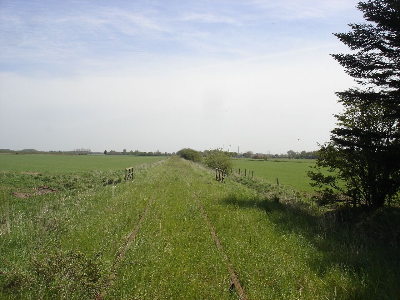 Tønder-Tinglev-banens spor krydser en gren af Vidå Ø for Tønder