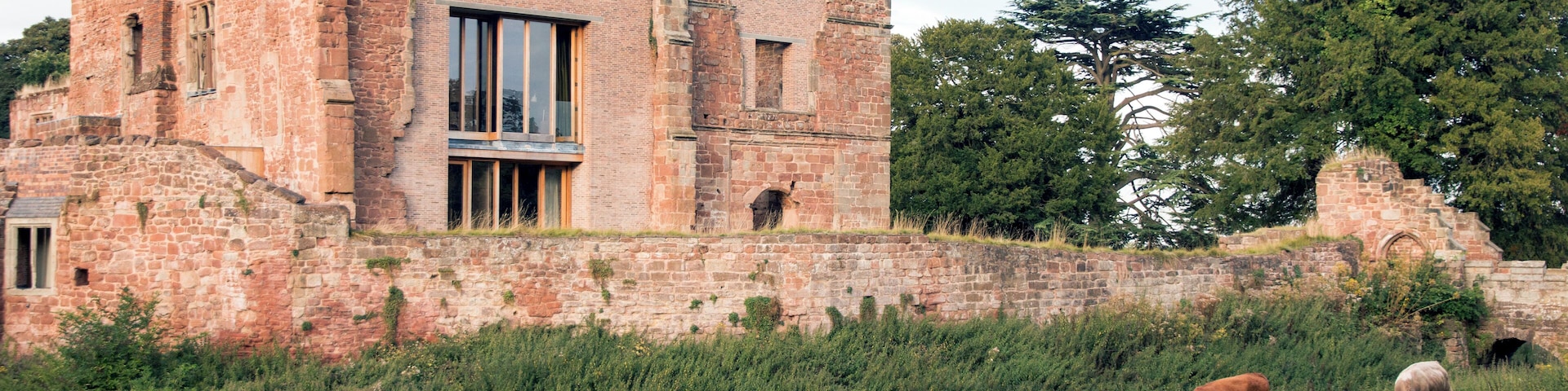 ASTLEY CASTLE Wikidata has entry Q4810907 with data related to this building.