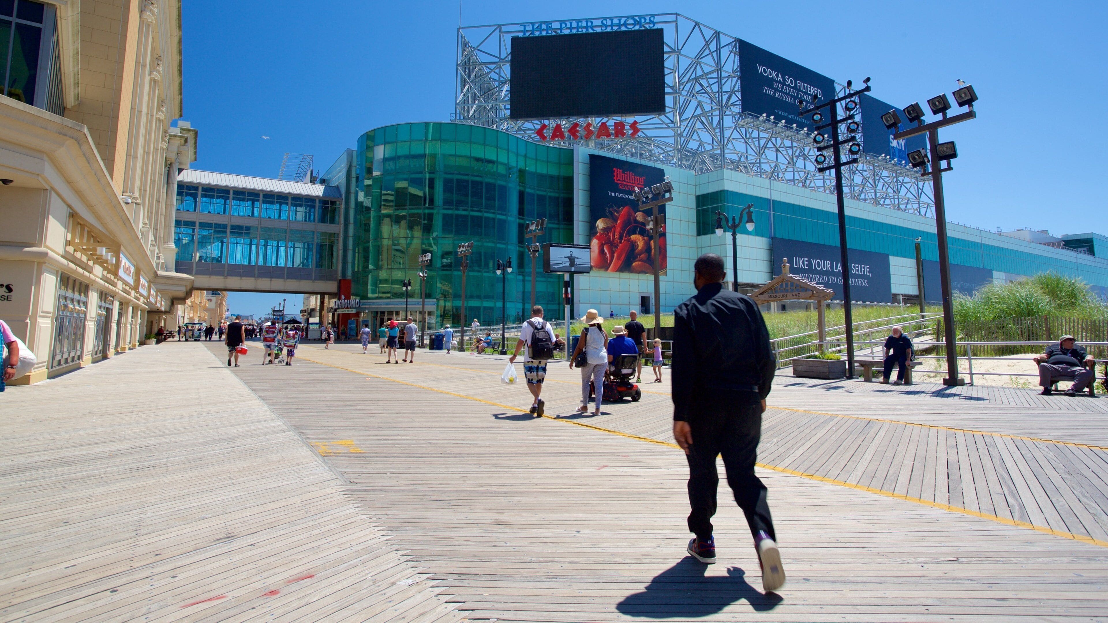 紐澤西灣畔 其中包括 現代建築 和 街道景色 以及 一個男性
