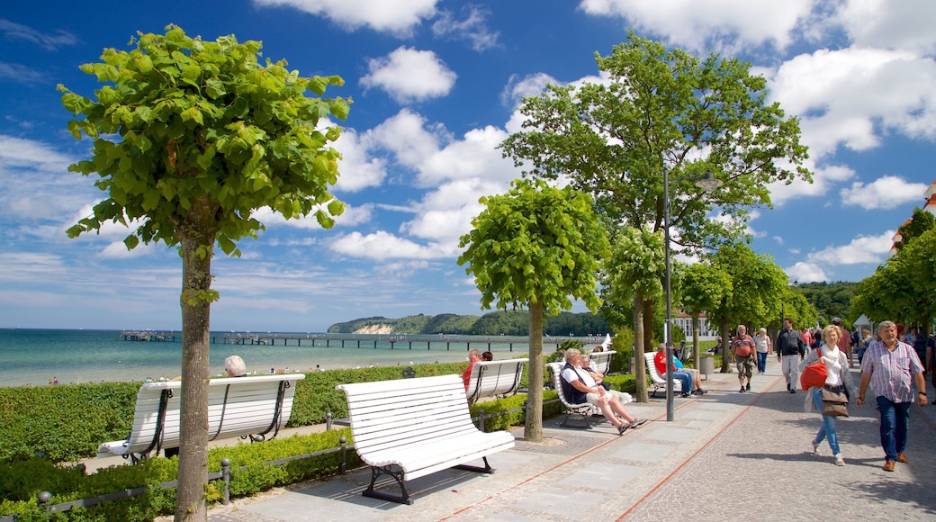 Ostseebad Binz caracterizando paisagens litorâneas e cenas de rua assim como um pequeno grupo de pessoas