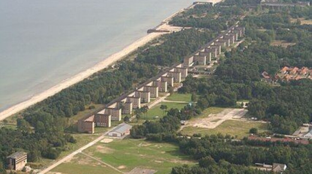 Prora: ehemaliges KdF-Seebad: Luftaufnahme 2008 (Seebad Prora, WW2 KdF holiday camp, aerial 2008)
