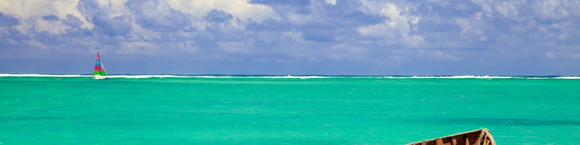 Belle Mare showing general coastal views and boating