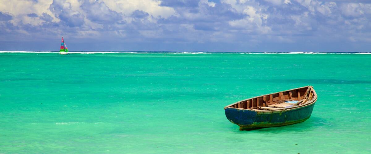 Belle Mare showing general coastal views and boating
