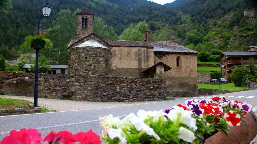La Cortinada showing a house, heritage architecture and flowers