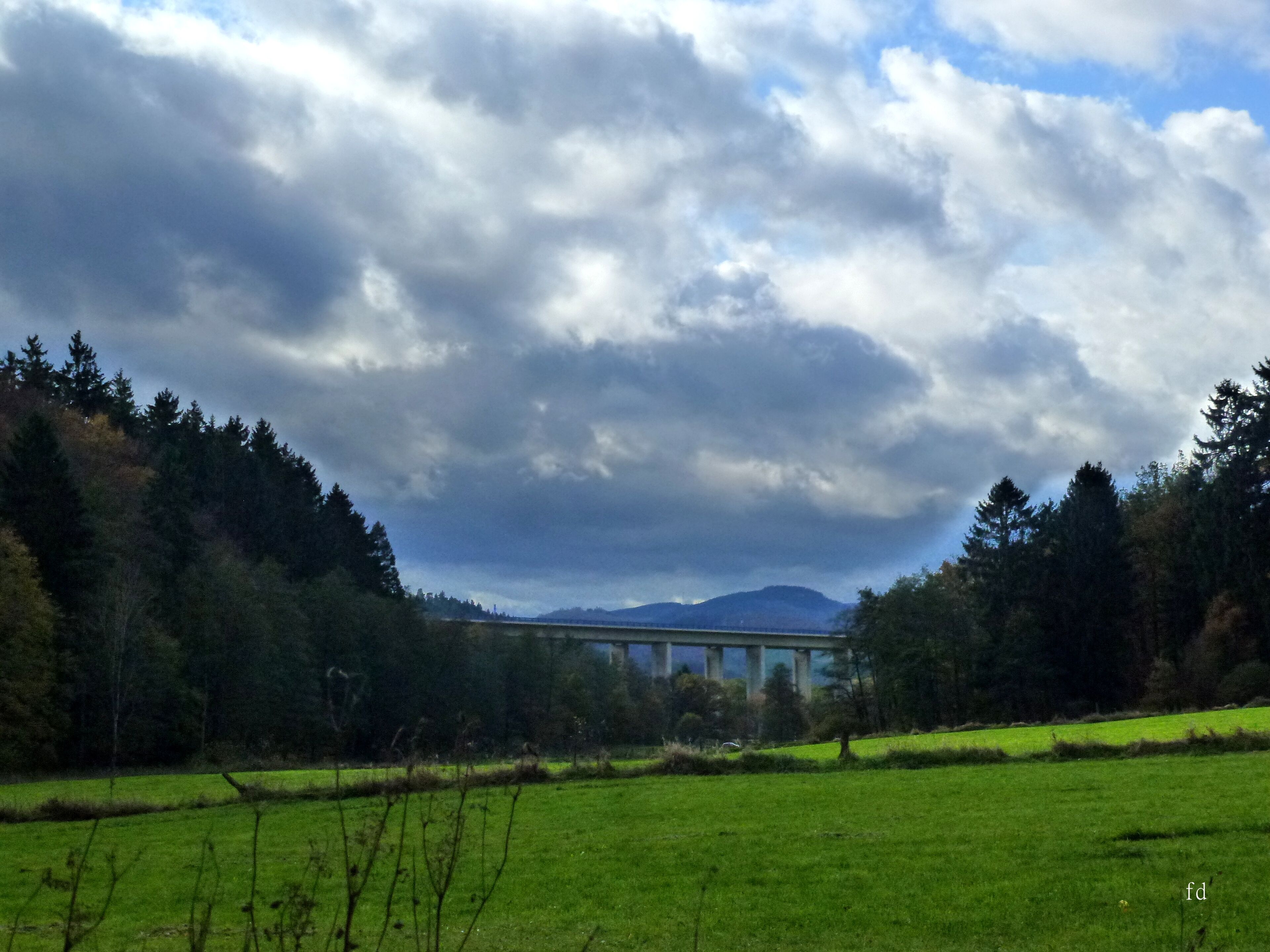 Kolwederbachtal (auch Kohlwederbachtal) mit Blick zur Brücke der A 46 (Talbrücke Kohlweder Bach) westnordwestlich von Eversberg, Bereich im LSG „Meschede (Teilfläche 1)“ – Anmerkung: Das Naturschutzgebiet „Kolweder Bachtal“ befindet sich über 1 km weiter talaufwärts (im Rücken des Fotografen)