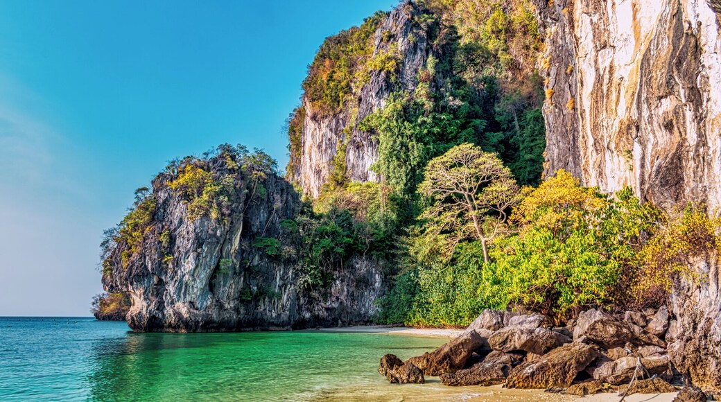 taking a day trip to Ko Hong from Krabi was a highlight. Leaving early by longboat we were able to be among the first to arrive to this small group of islands with pristine water and limestone cliffs.
Hong means room in Thai, and this group of islands has many small areas that create the illusion of rooms where you can kayak or swim. one of Nature's best for sure.
#Nature #Thailand #Beaches #cliffs #island
