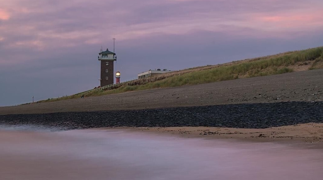 Huisduinen is a smal village along the coast of the north sea located close to Den Helder.
A beautiful place for seascape sunsets.