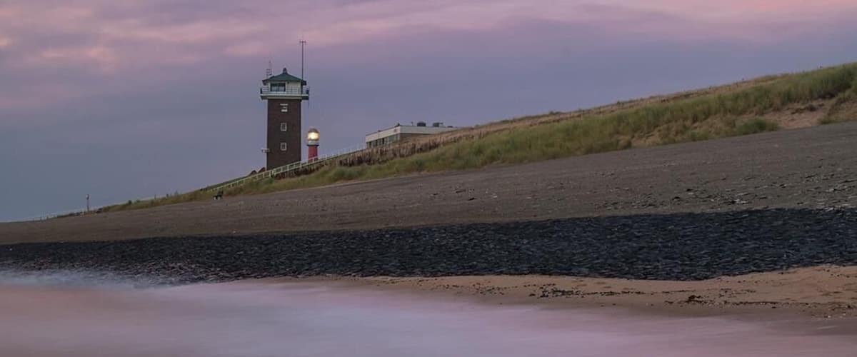 Huisduinen is a smal village along the coast of the north sea located close to Den Helder.
A beautiful place for seascape sunsets.