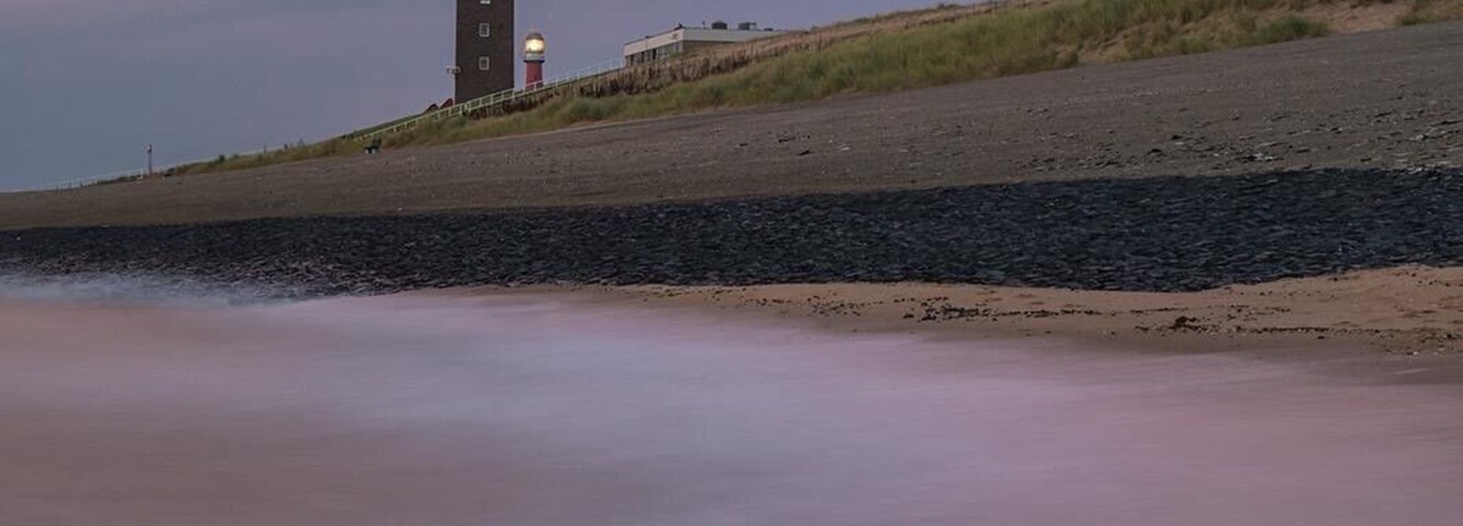 Huisduinen is a smal village along the coast of the north sea located close to Den Helder.
A beautiful place for seascape sunsets.