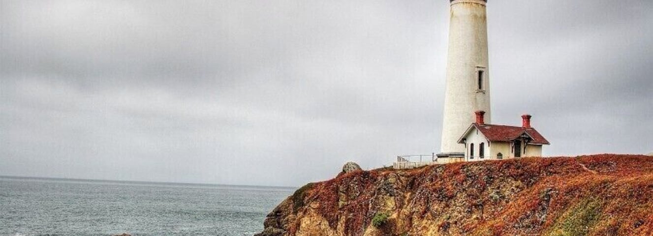 Un faro sobre un acantilado rocoso a orillas del mar.