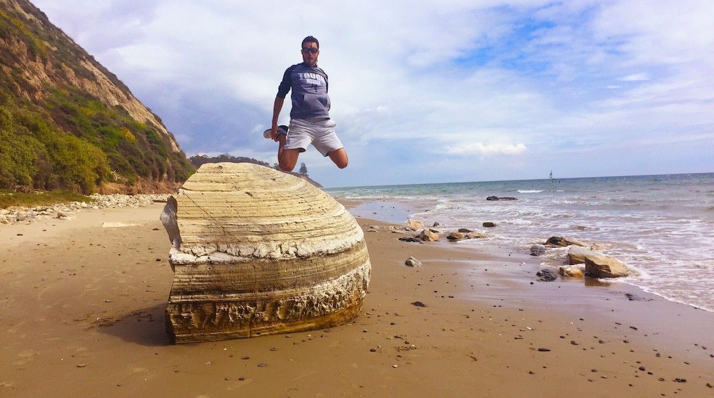 Still don't know what to call this massive rock on Hendry's Beach. I've heard it called Proposal Rock before, but I'm not sure that's official! This is located a little north up the coast from Hendry's Beach and can make for some cool photos.
#California
#beach
#beachbound
#SantaBarbara
#lifeatexpedia
#weloveourmarkets
#AMER