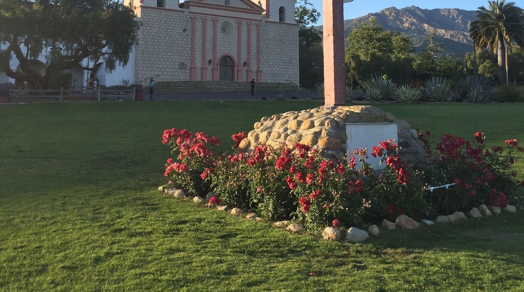 Founded on December 4, 1786, the mission is the namesake of the city of Santa Barbara as well as of Santa Barbara County. The grounds occupy a rise between the Pacific Ocean and the Santa Ynez Mountains granting beautiful views in all directions. Mission Santa Barbara is the only mission to remain under the leadership of the Franciscan Friars since its founding, Relax on the lawn, take a tour of the inside and even explore the rose gardens on a warm summer day,
#SantaBarbara
#California
#lifeatexpedia
#weloveourmarkets
#AMER
#StunningStructures