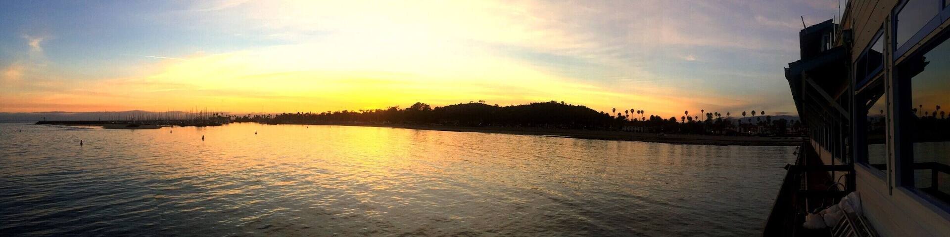 Stearns Wharf at sunset in Santa Barbara, California.
#SantaBarbara
#California
#sunset
#lifeatexpedia
#weloveourmarkets
#AMER