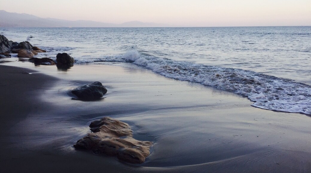 Santa Barbara , my new fav in California . I was awed by the beauty of this particular secluded beach along the shoreline park . If you get a chance go spend some time at this place , there were hardly a couple of people here and it was sunset time and I enjoyed walking along the shoreline barefeet as the water gushing into Ur feet , what an experience. #santabarbara #hiking #secludedbeaches #beaches #weekendgetaway #pebbles #biking #sand #iphone6 #sunset #colors #peacheout #waterlust #discovery #mustdolist