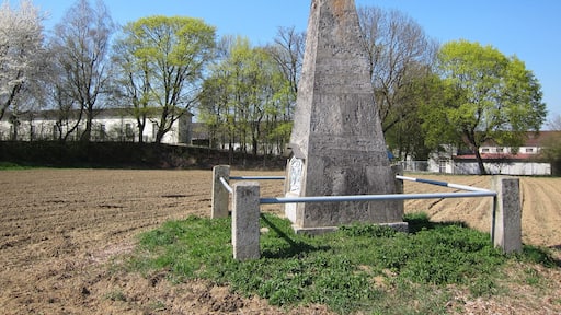 Basispyramide in Aufkirchen, Gemeinde Oberding, im Hintergrund das Kraftwerk Aufkirchen