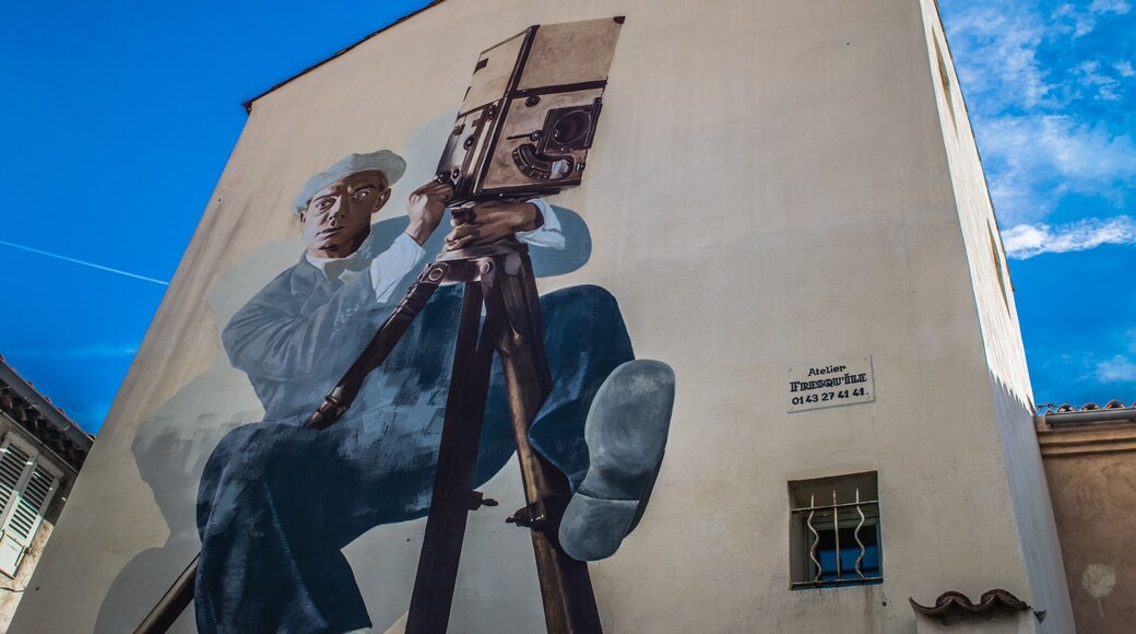 There are 13 buildings with film art tucked away in Cannes... Can you find them all?