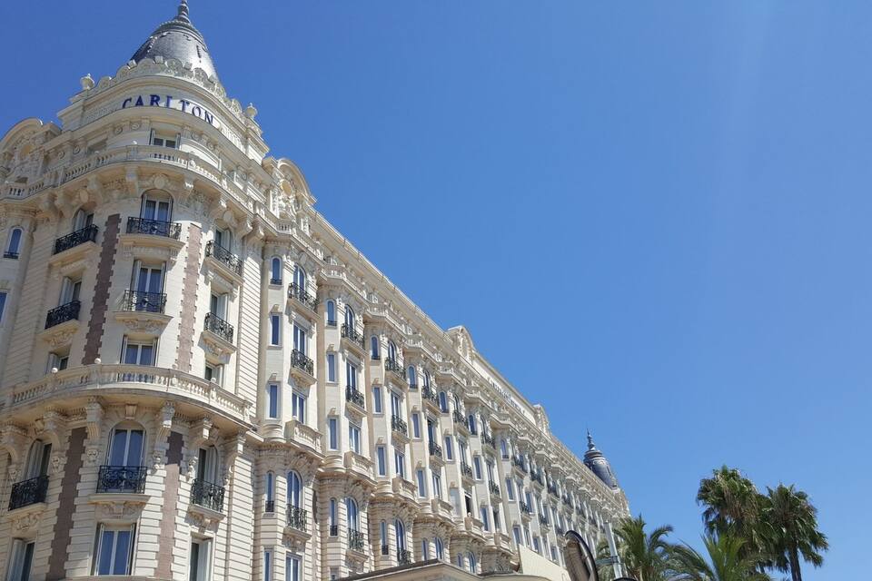 Un imposant bâtiment somptueux, doté de détails architecturaux complexes et surmonté d’un dôme.