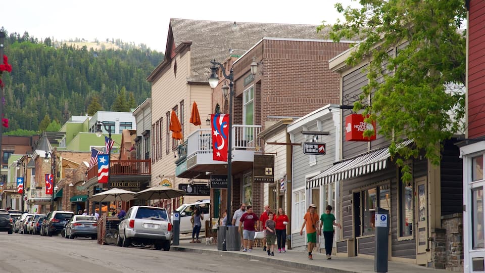 Park City showing street scenes